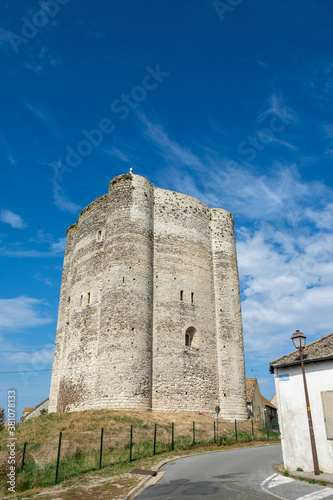 Foto Donjon médiéval, tour fortifiée construite au 12ème siècle, vestige des ancienne