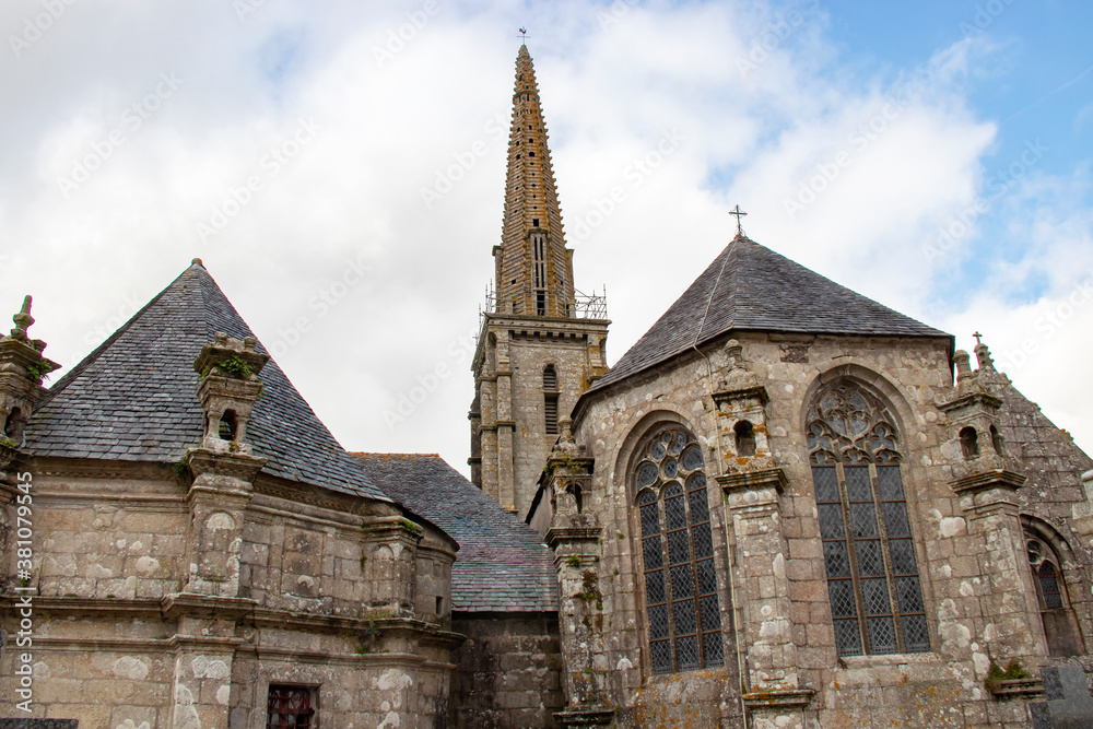 Commana. Eglise Saint-Derrien de l'enclos paroissial. Finistère. Bretagne