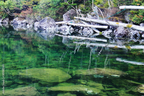 初秋の北八ヶ岳 神秘的な双子池 透明度の高い雄池