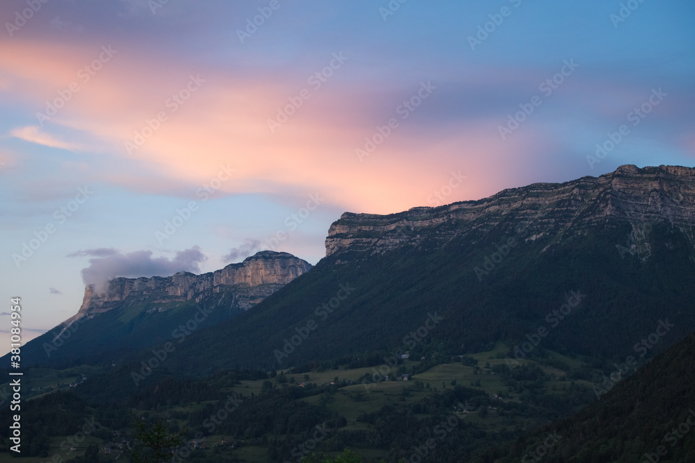 Coucher de soleil sur le mont Granier en chartreuse