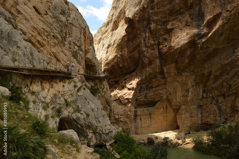 The scary hiking path El Caminito Del Rey and the stunning town of Ronda in Spain