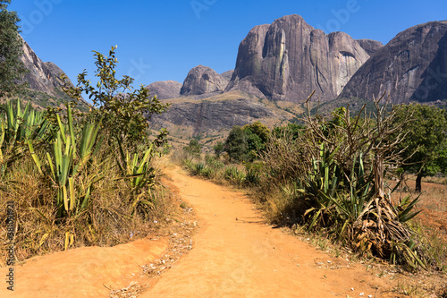 Fototapeta Naklejka Na Ścianę i Meble -  Andringitra mountain path