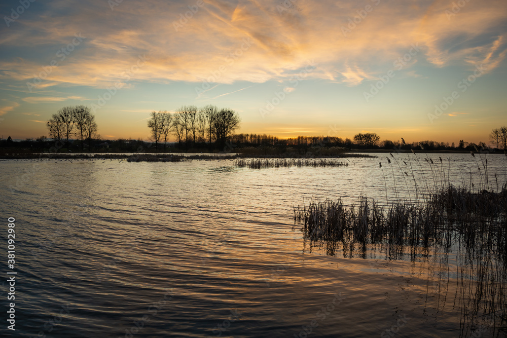 Naklejka premium Beauty sunset clouds on a peaceful lake