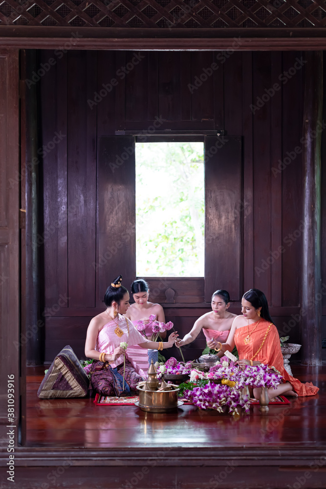 Fototapeta premium Thai women in Thai traditional dress are decorating flowers.
