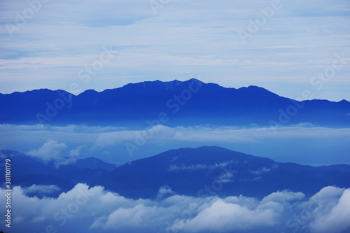 初秋の北八ヶ岳 双子山から中央アルプスを望む