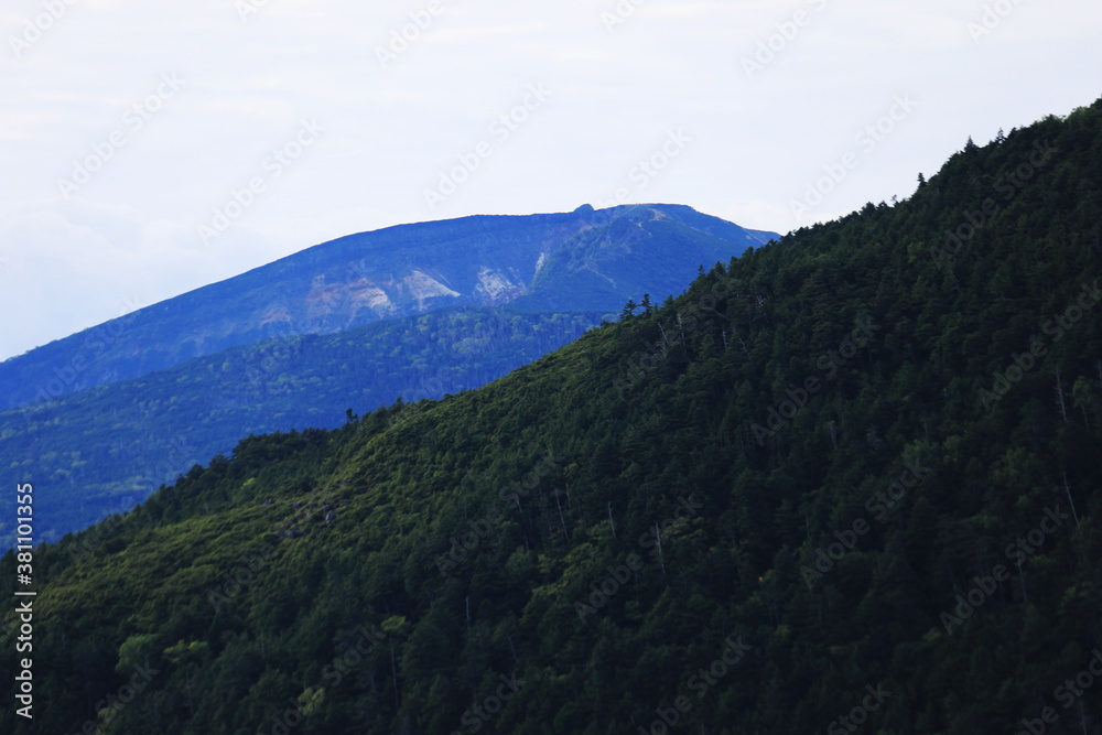初秋の北八ヶ岳 双子山から硫黄岳を望む 初秋の北八ヶ岳 双子山から硫黄岳を望む