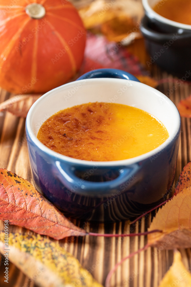orange Creme Brulee aus Kürbis vom Hokkaido mit karamellisierter ...