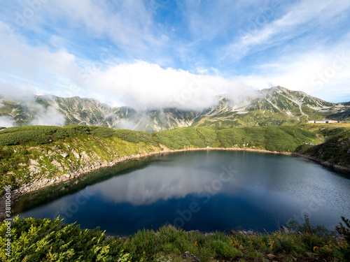 初秋の立山とみくりが池（室堂から雷鳥沢への登山道）