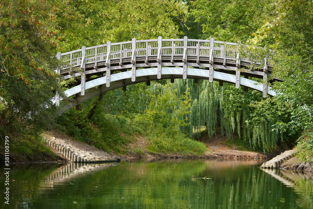 Holzbrücke zur Marieninsel im Rotehornpark in Magdeburg Holzbrücke zur Marieninsel im Rotehornpark in Magdeburg