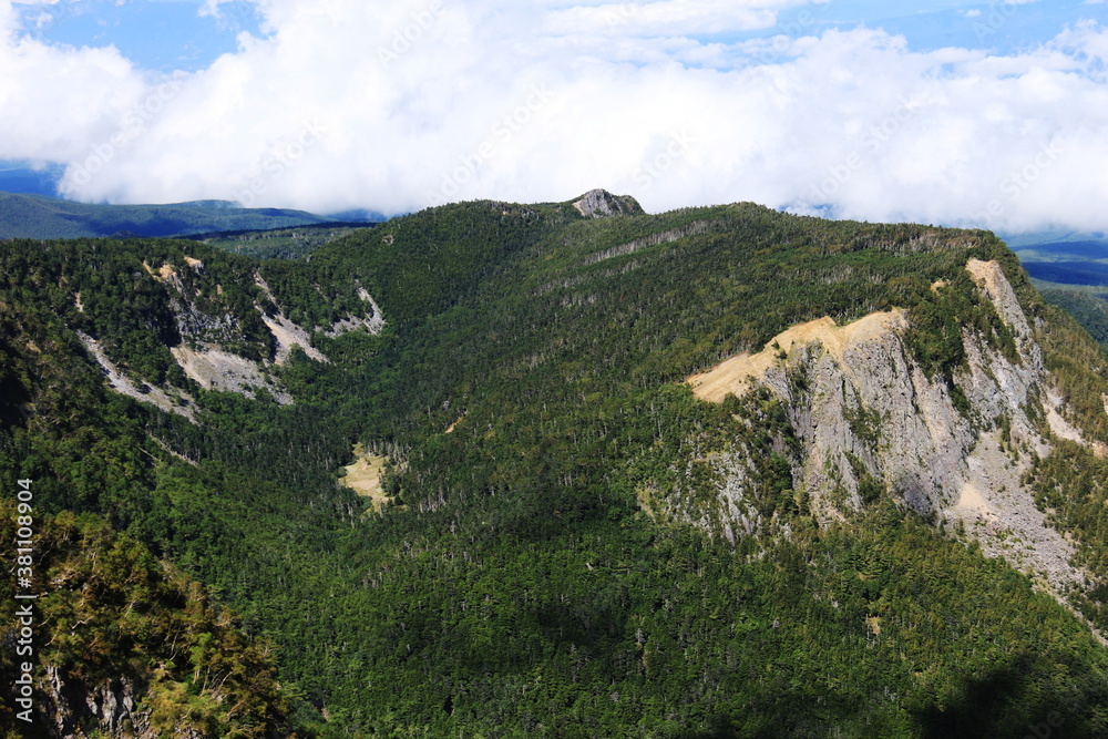 初秋の八ヶ岳連峰　東天狗岳山頂から北八ヶ岳『にゅう』山頂と稲子岳を望む