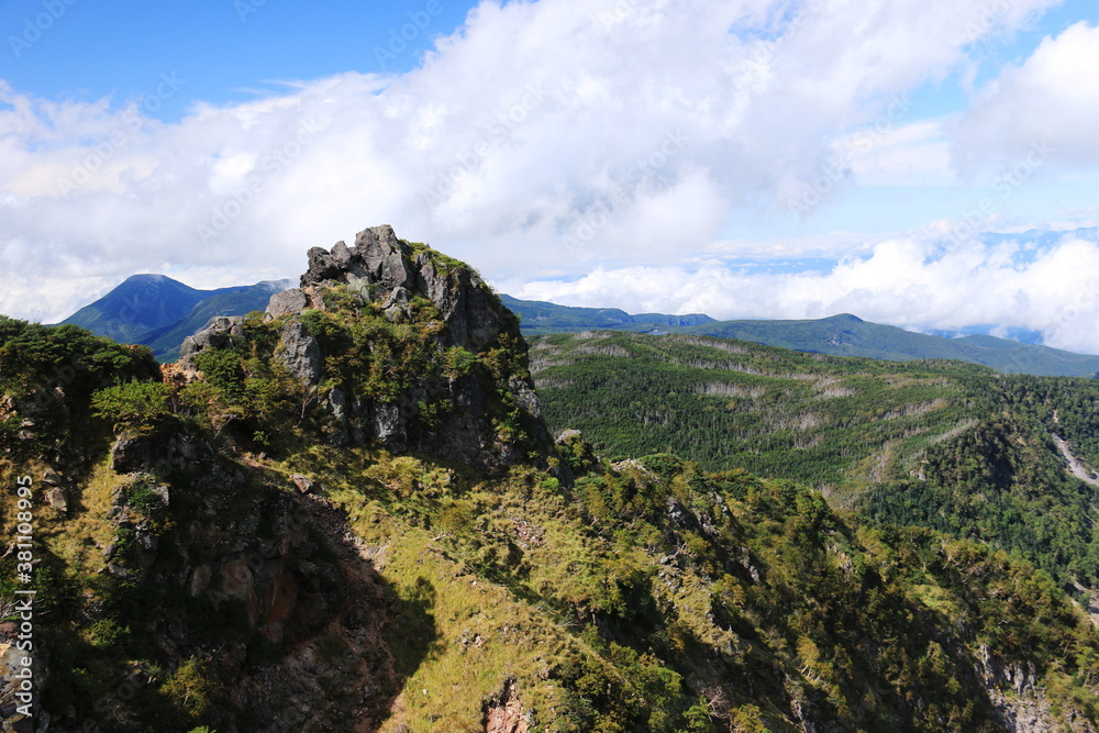 Naklejka premium 初秋の八ヶ岳連峰 東天狗岳山頂から北八ヶ岳を望む