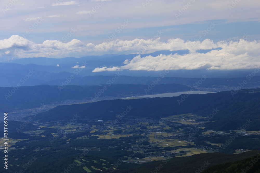 初秋の八ヶ岳連峰　天狗岳から諏訪湖を望む