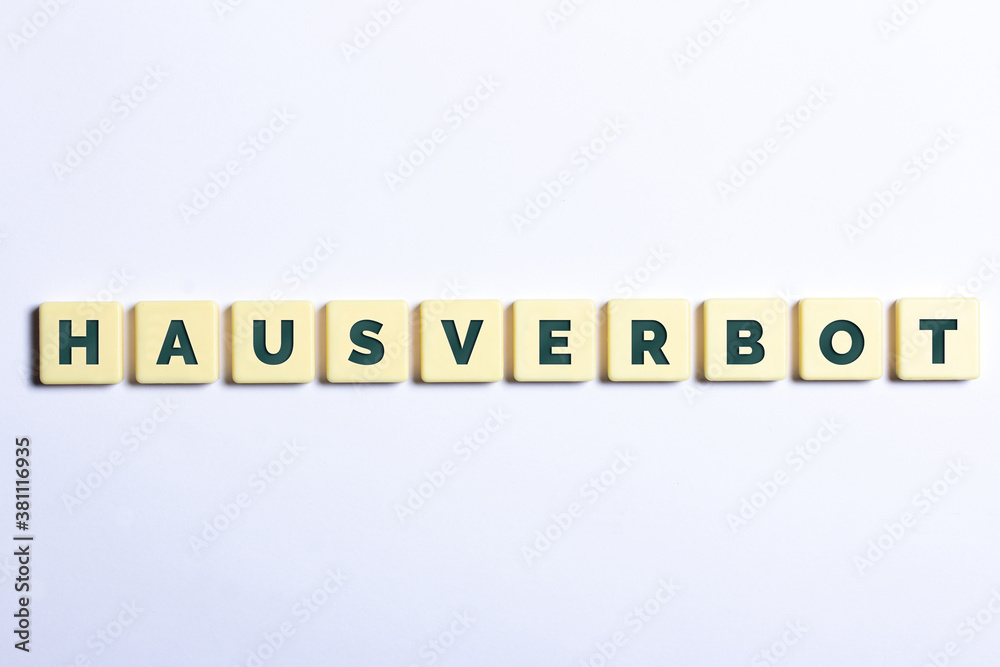 Das Wort Hausverbot in Buchstaben auf weißem Hintergrund Das Wort Hausverbot in Buchstaben auf weißem Hintergrund