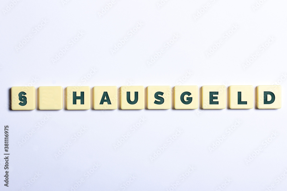 Hausgeld in Buchstaben auf weißem Hintergrund mit Paragraph Zeichen Hausgeld in Buchstaben auf weißem Hintergrund mit Paragraph Zeichen