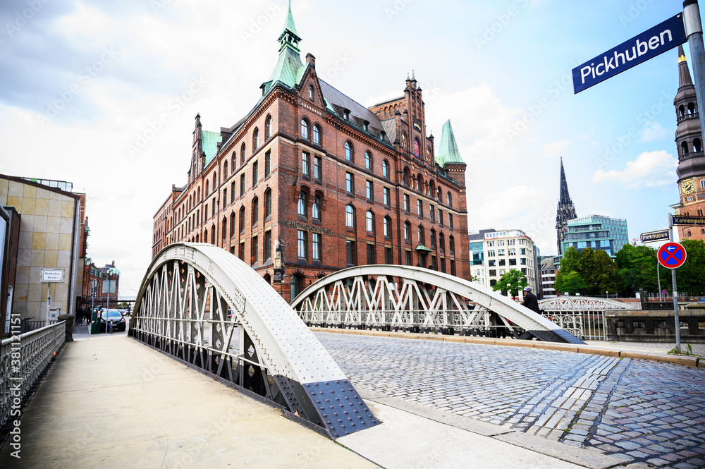Fototapeta premium old warehouse house in the warehouse district of hamburg