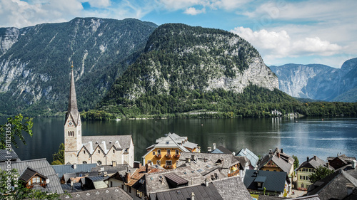 фотографія Hallstatt is a village on Lake Hallstatt's western shore in Austria's mountainous Salzkammergut region