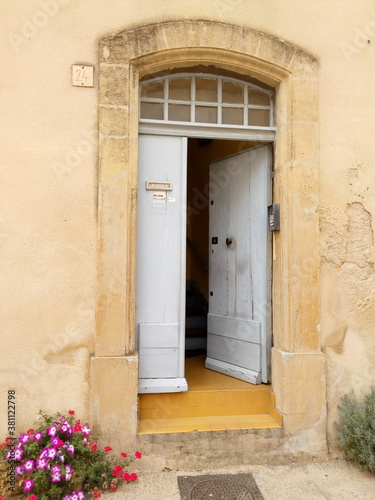 Puerta y fachada en la Provenza, Italia
