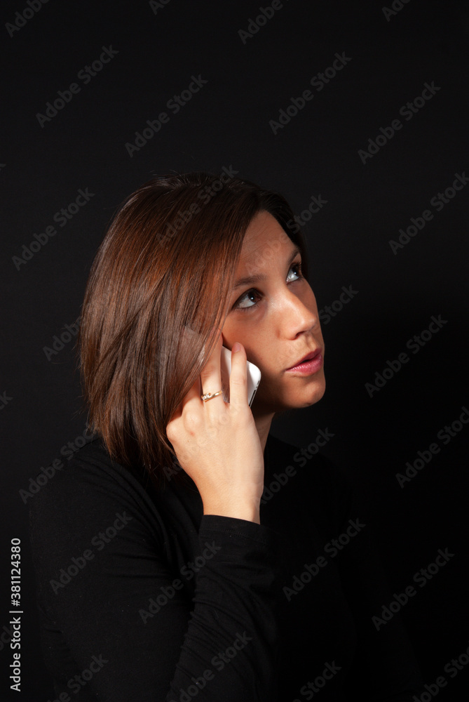 jeune femme et téléphone portable jeune femme et téléphone portable