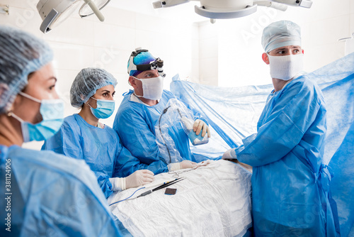Foto The surgeon uses a portable fluorescence imaging device during breast removal