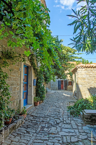 Fototapeta Naklejka Na Ścianę i Meble -  Typical street scene of the medieval town of Groznjan on the Istrian peninsula without people