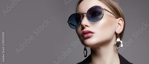fashion portrait of Beautiful sexy woman in sunglasses and jewelry