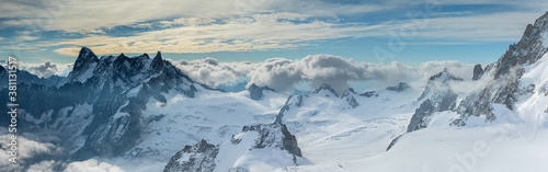 Vue du glacier du Géant derrière le Gros Rognon , Massif du Mont-Blanc , France