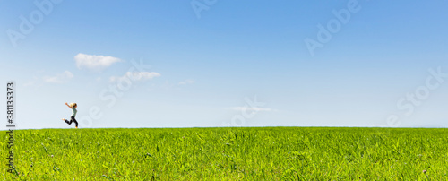 Frau läuft auf einer Wiese mit Bewgungsunschärfe