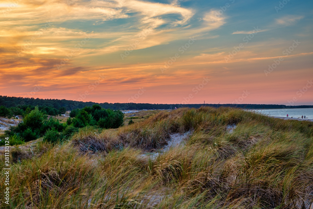 Der Ostsee Strand von Prerow und seine Dünen im Fischland Darß-Zingst bei Sonnenuntergang