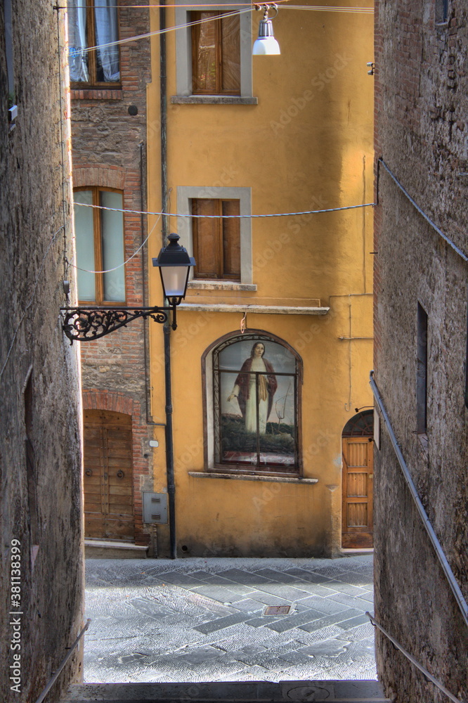 Fototapeta premium Urban scenic in San Gimignano, Italy
