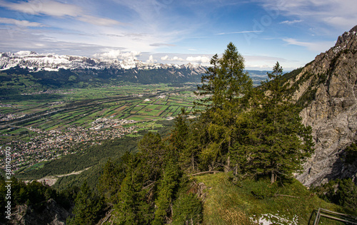 Blick von den Liechtensteiner Bergen ins Rheintal