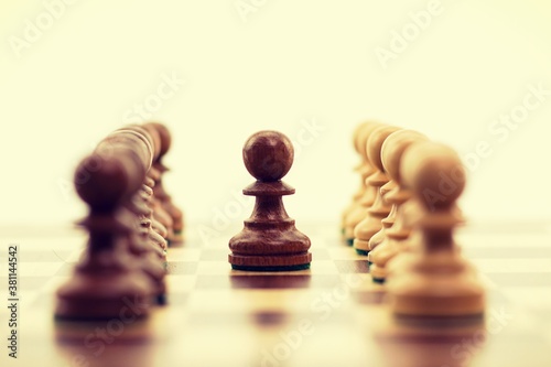 Tableau sur toile black pawn in the center of a chessboard