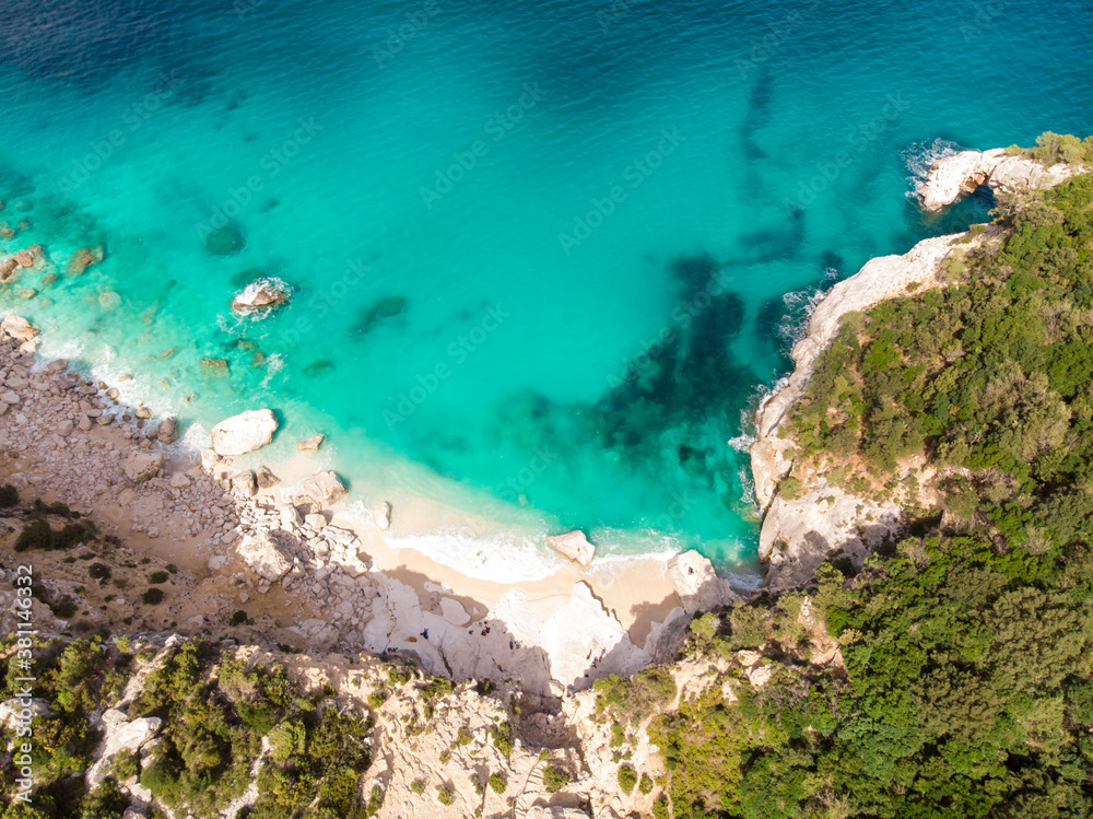 einsame Bucht mit türkis blauem Wasser, menschenleer, Luftbild