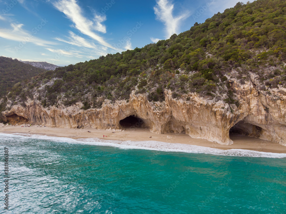 Steilküste mit Höhlen, türkises Wasser
