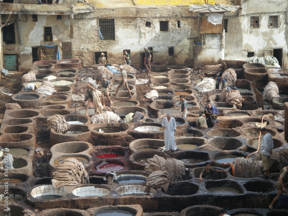 Obraz premium なめし革染色職人街 タンネリショワラ（モロッコ フェズ）