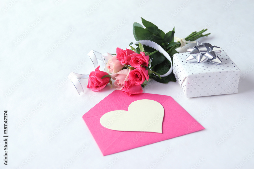 ハートと封筒とホットピンクのバラの花束と贈り物