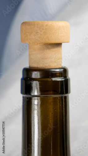 Cuello de una botella tapada con un tap  n de corcho.