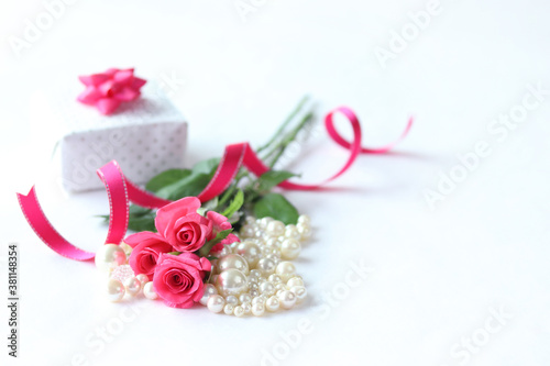 Fototapeta Naklejka Na Ścianę i Meble -  ホットピンクのバラの花束とパールと贈り物