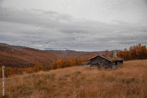 Quadro em tela old dilapidated cottage used by shepherds on summer pasture high up in the mountains