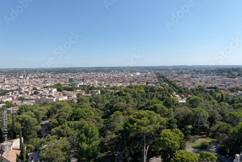 Panorama des jardins de la Fontaine et avenue Jean-Jaurès à Nîmes vue de la tour Magne - Gard - France.