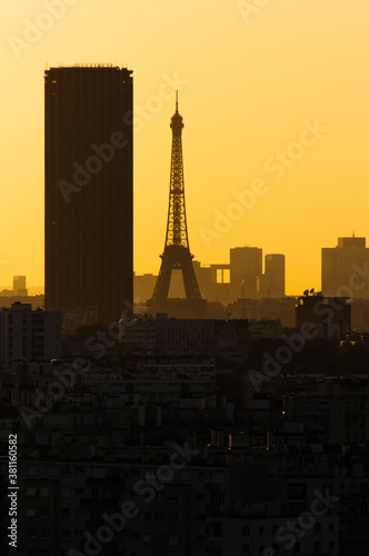 La tour Eiffel vs la tour Montparnasse