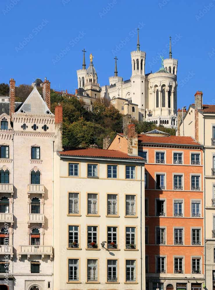 La blanche basilique de Fourvière surplombant les maisons du bord de Saône à  Lyon.