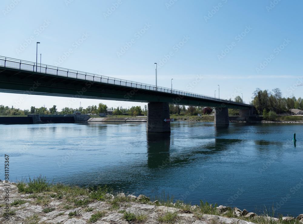Grenze Breisach am Rhein. Rheinbrücke für den Straßenverkehr führt von Breisach nach Volgelsheim auf französischer Seite
