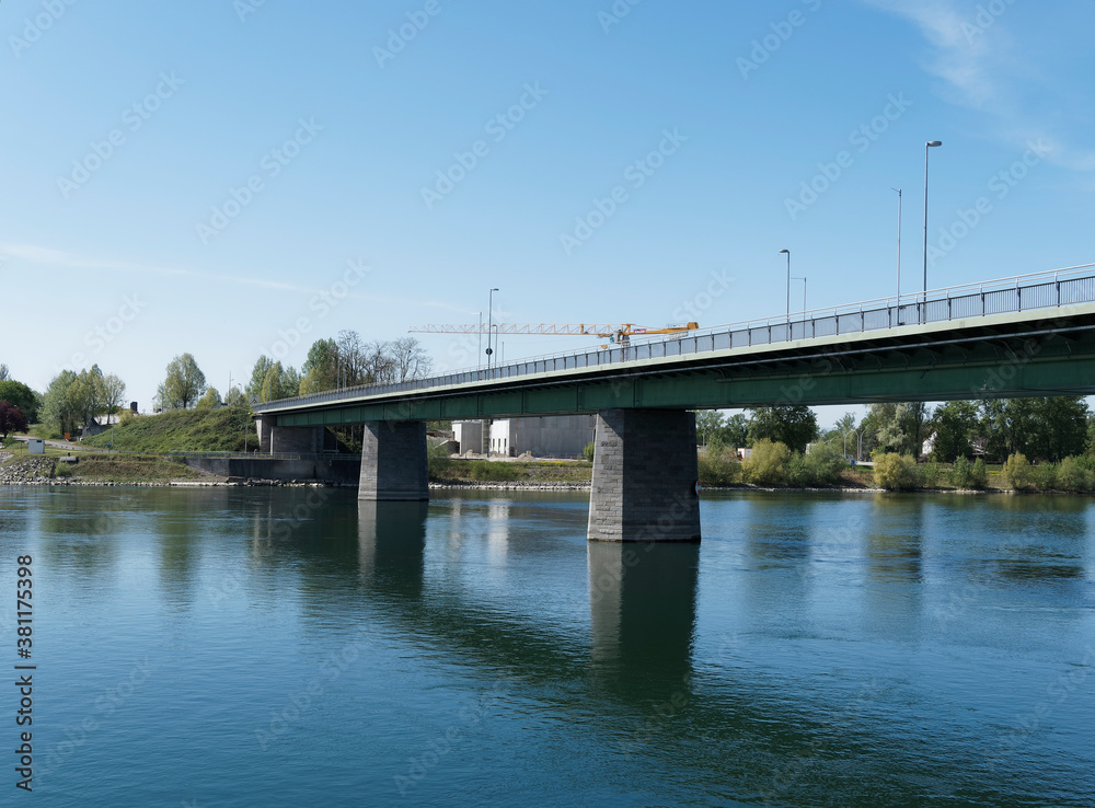 Rheinbrücke für den Straßenverkehr führt von Breisach nach Volgelsheim auf französischer Seite
