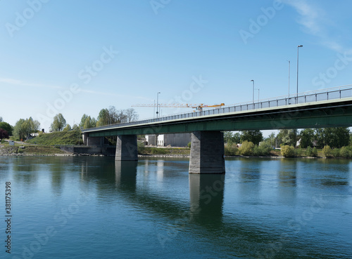 Rheinbrücke für den Straßenverkehr führt von Breisach nach Volgelsheim auf französischer Seite 