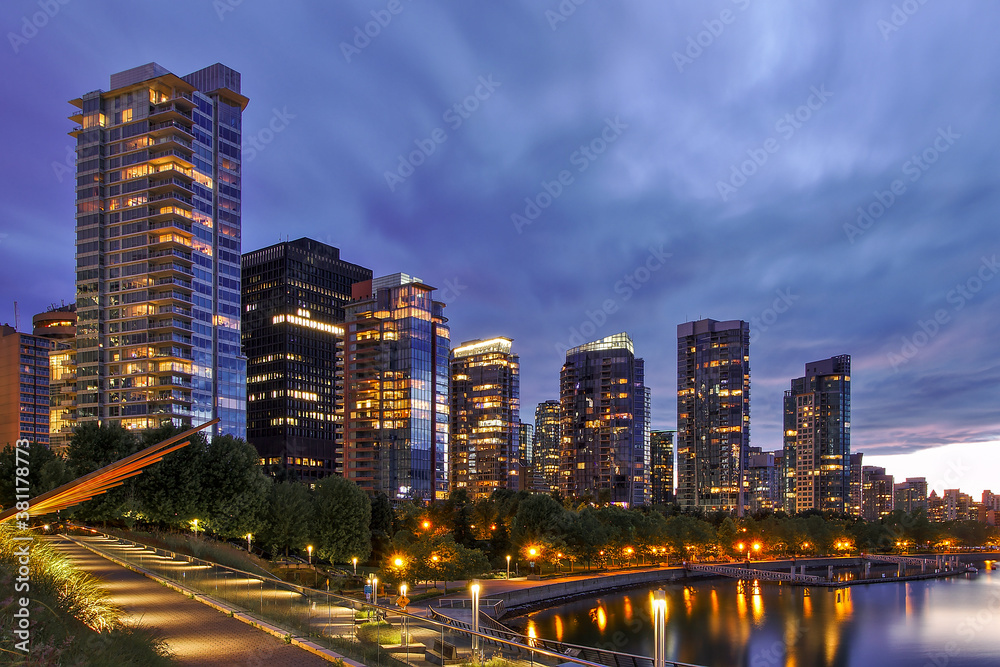 Obraz premium Coal Harbour after sunset (blue hour), Vancouver, British Columbia, Canada