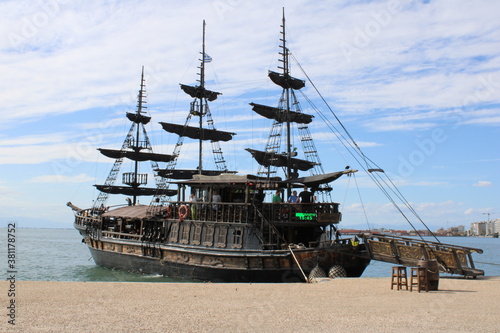 Obraz na plátně A pirate ship on the bay