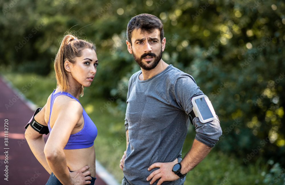 The couple stands on the treadmill and agree on how to do the training in nature, preparations The couple stands on the treadmill and agree on how to do the training in nature, preparations
