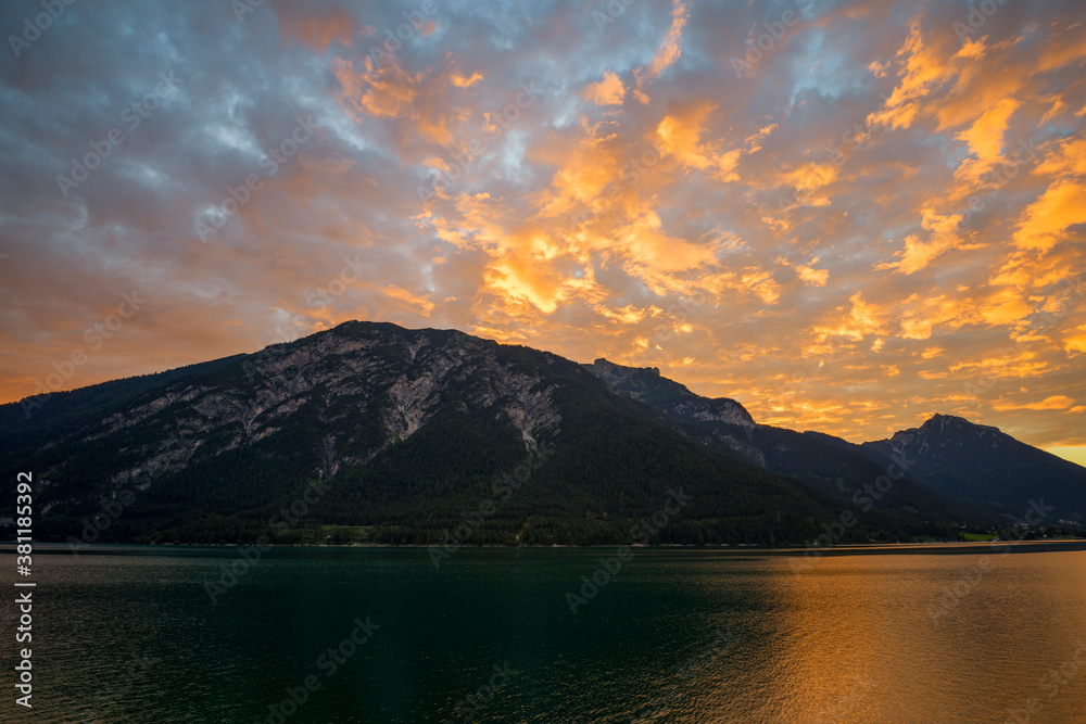 Sonnenuntergang am Achensee in Österreich 