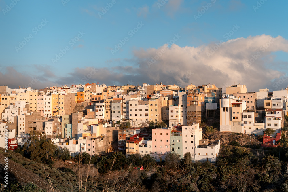Vista general. Conjunto de casas construidas en una ladera. Las Palmas de Gran Canaria. Islas Canarias