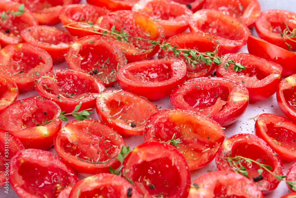 Slice a tomato, prepare tomatoes for drying